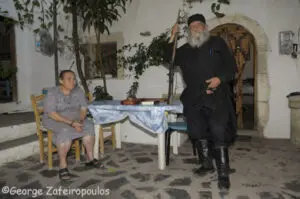 Με τη φιλόξενη και ηρωίδα παπαδιά του.