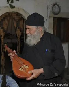 Λατρεύει τη λύρα και τη θεωρεί ως την κορυφή της μεσογειακής μουσικής.