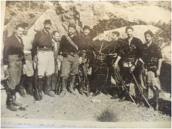 Ομάδα ανταρτών της ταινίας με τον πρωταγωνιστή (πρώτο αριστερά) Αλέκο Αλεξανδράκη