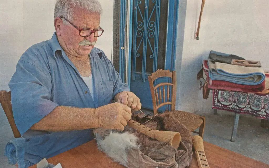 Ο Γιώργης Κουτεντάκης, κατασκευάζει μία ασκομαντούρα