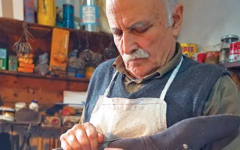 Πρωτεργάτης. Ο Νίκος Γιαλεδάκης επί το έργον εδώ και μισό αιώνα.