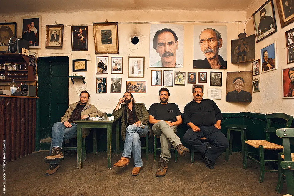 Ακόμα μια ωραία παρέα, εντός της «Πλατείας του Συντάγματος»