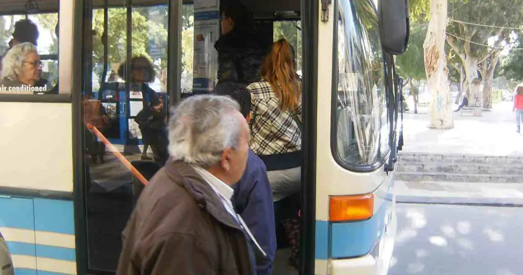 Σας παρακαλώ, έχετε 1 ευρώ και 10 λεπτά για ένα εισιτήριο για να πάω στο ΤΕΙ;