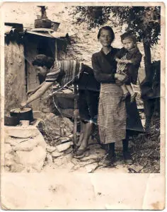 1944. H μαγειρική γινόταν έξω από το σπίτι όπως και τα μαγειρικά σκεύη φυλάγονταν στην οροφή της παράγκας. Δύσκολες εποχές.