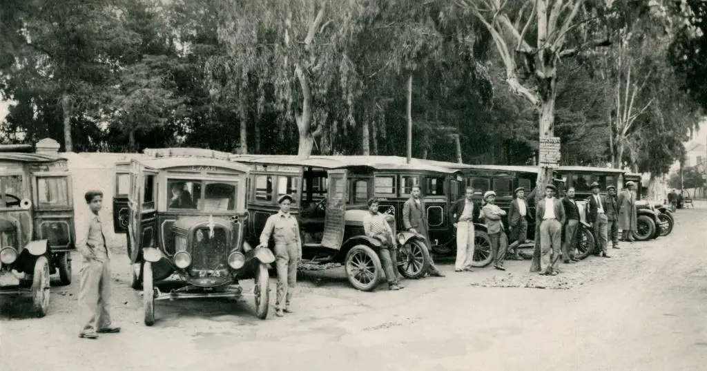 1930 ταξιτζήδες των Χανίων δίπλα απ'την αγορά στη πλατεία Μαρκοπούλου.