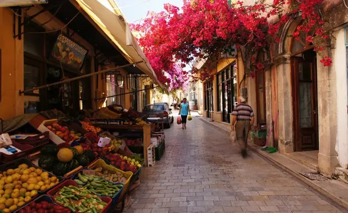 Το πιο πολύχρωμο και βραβευμένο χωριό της χώρας βρίσκεται στην Κρήτη
