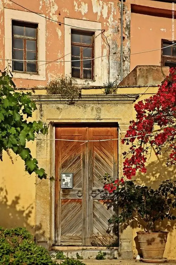 Το πιο πολύχρωμο και βραβευμένο χωριό της χώρας βρίσκεται στην Κρήτη