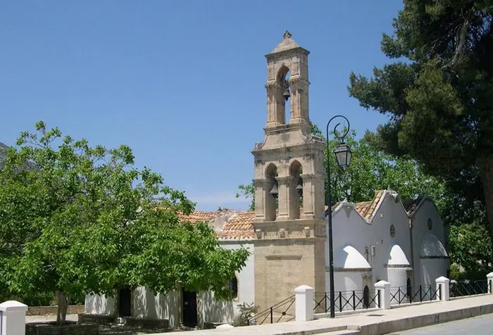 Το πιο πολύχρωμο και βραβευμένο χωριό της χώρας βρίσκεται στην Κρήτη