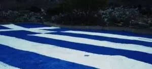 Οι Σφακιανοί ζωγράφισαν μία πελώρια Ελληνική σημαία 600 τ.μ.