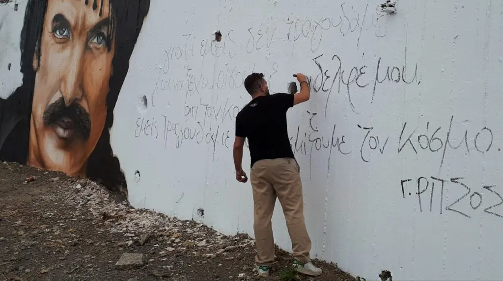 Ο Νίκος Ξυλούρης σε ένα εξαιρετικό γκράφιτι στα Ανώγεια της Κρήτης
