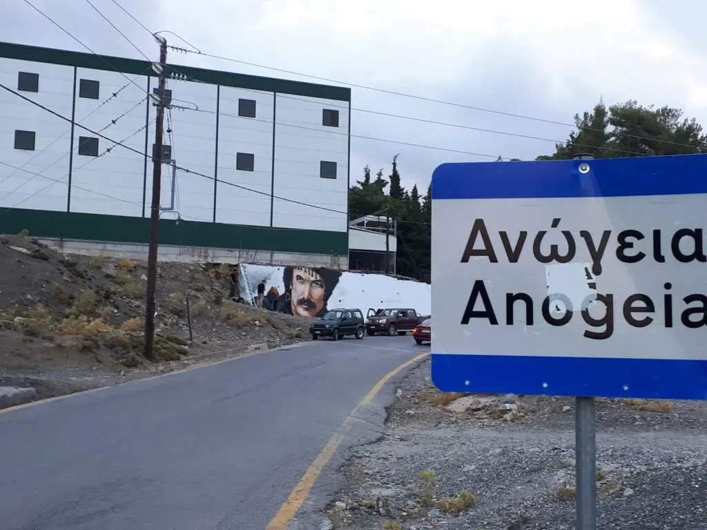Ο Νίκος Ξυλούρης σε ένα εξαιρετικό γκράφιτι στα Ανώγεια της Κρήτης
