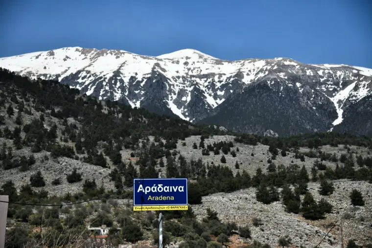Αράδαινα Σφακίων: Το χωριό που είναι κτισμένο στο χείλος του γκρεμού και ερωμώθηκε από μία βεντέτα για το κουδούνι μιας κατσίκας