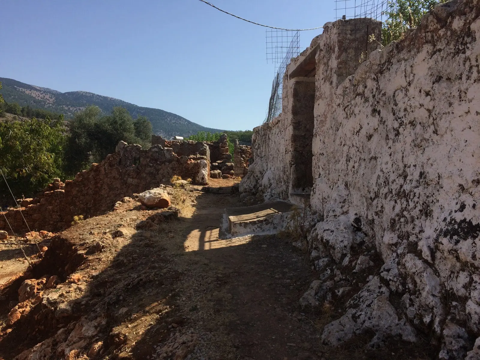 Αράδαινα Σφακίων: Το χωριό που είναι κτισμένο στο χείλος του γκρεμού και ερωμώθηκε από μία βεντέτα για το κουδούνι μιας κατσίκας