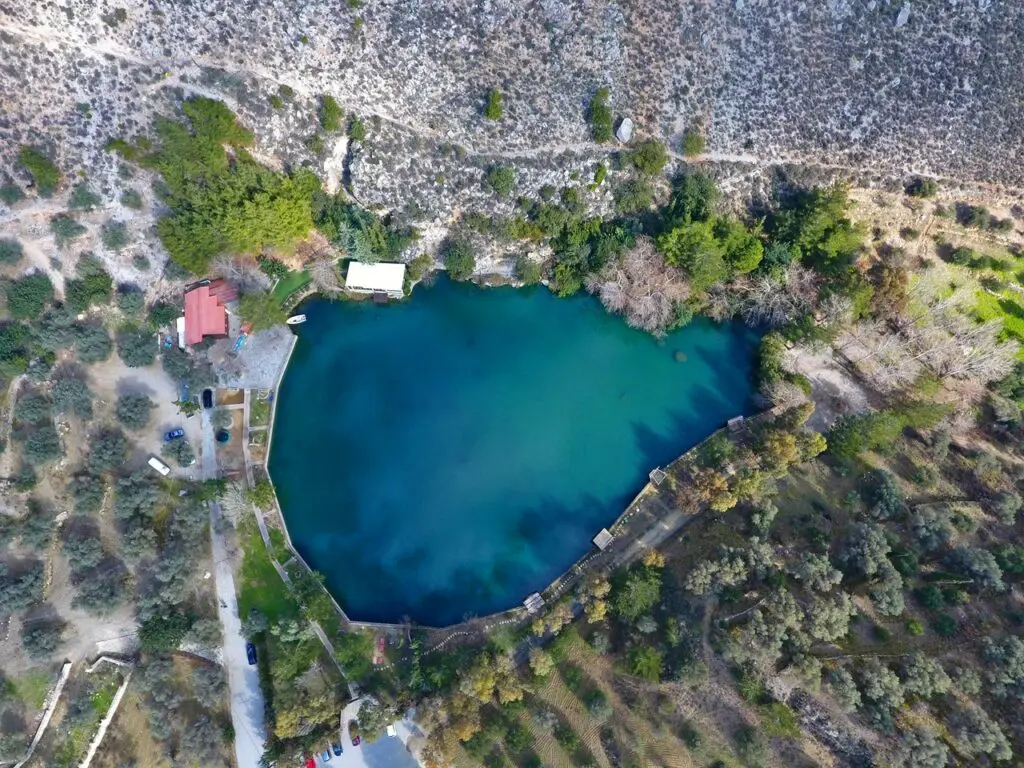 Η ονομασία Ζαρός προέρχεται από το μόριο Ζα, που σημαίνει πολύ, και το ρήμα ρέω. «Ζαρός» δηλαδή σημαίνει το μέρος όπου ρέει πολύ νερό