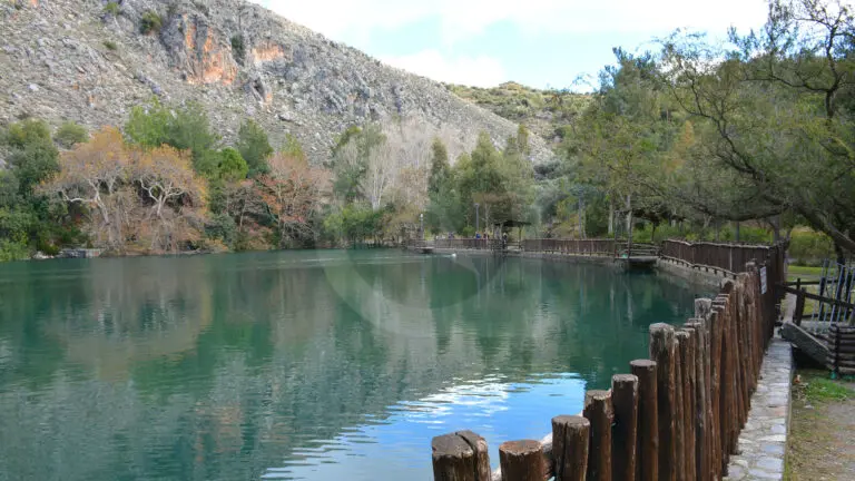 Λίμνη Ζαρού. Βόλτα σε ένα ειδυλλιακό τοπίο