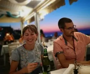 Το ζευγάρι των Βρετανών που παραιτήθηκε από δουλειά με μισθό 23.000 ευρώ για να μετακομίσει μόνιμα στην Κρήτη