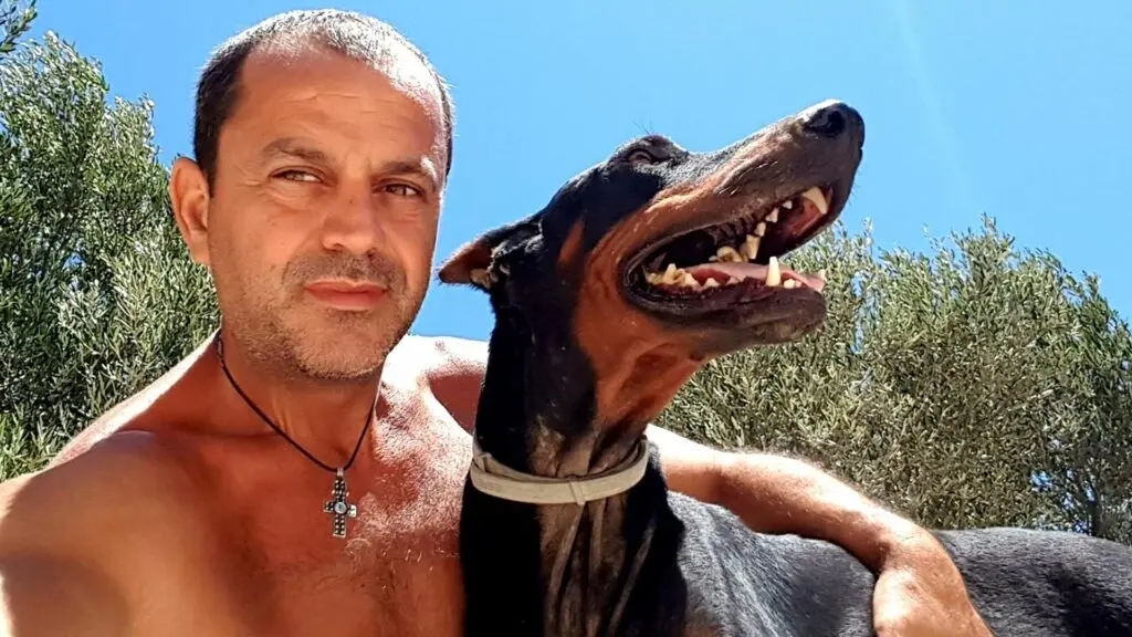 Ο Κρητικός που στο καταφύγιό του έχει σώσει πάνω από 1000 ζώα