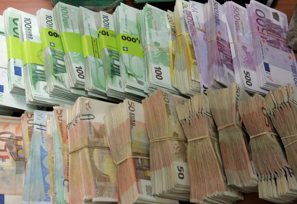 Στην Κρήτη, έκρυψαν χιλιάδες ευρώ σε παλιά ρούχα και κατέληξαν στα σκουπίδια