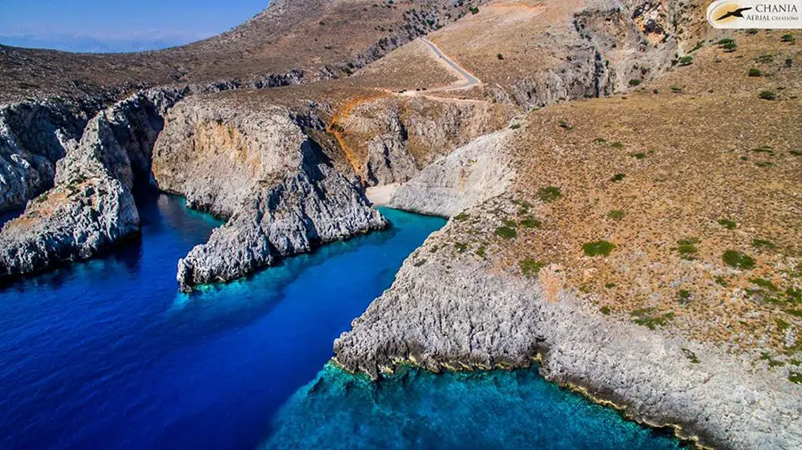 Η παραδεισένια, αλλά καταραμένη παραλία της Κρήτης