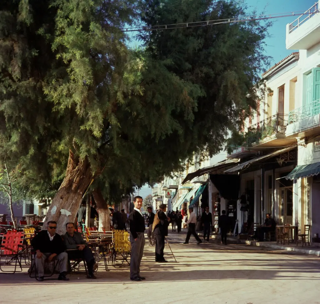 Σητεία, Ανατολική Κρήτη. Κεντρικός δρόμος σε μια μεγάλη επαρχιακή πόλη, Αύγουστος 1964. Φωτ.: Konrad Helbig/Deutsche Fotothek