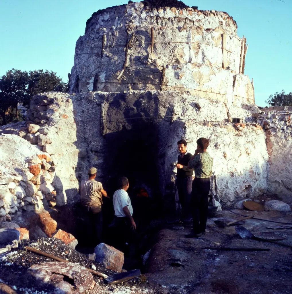 Φτιάχνοντας τσίπουρο στον Άγιο Νικόλαο, 1968. Φωτ.: Konrad Helbig/Deutsche Fotothek