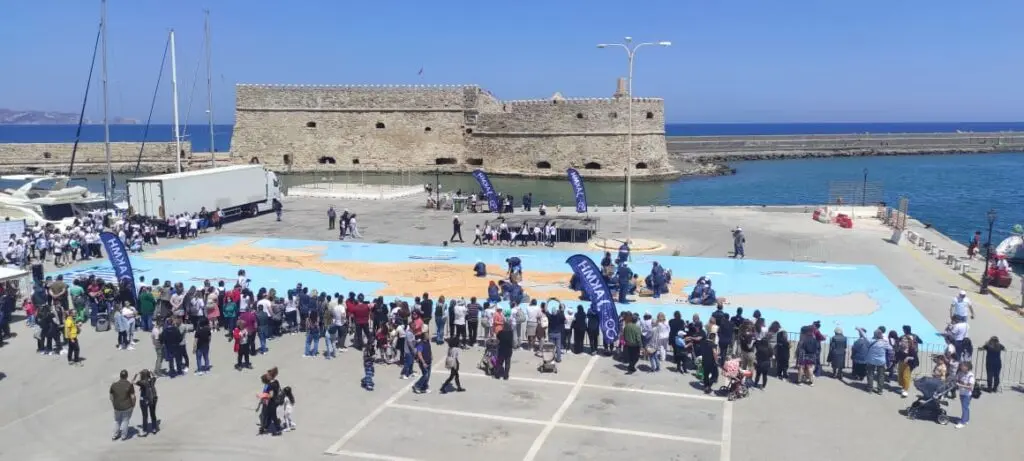 Ρεκόρ Γκίνες στο Ηράκλειο με 32.000 καλιτσούνια που έφτιαξαν τον χάρτη της Κρήτης