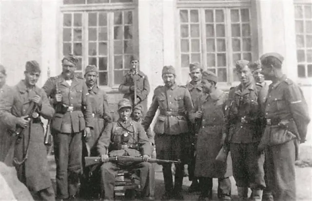 Ομάδα σουμπεριτών στο προαύλιο σχολείου του Τζερμιάδο