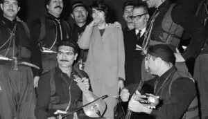 Κρητικοί υποδέχονται την Ειρήνη Παππά με λύρες στο Παρίσι