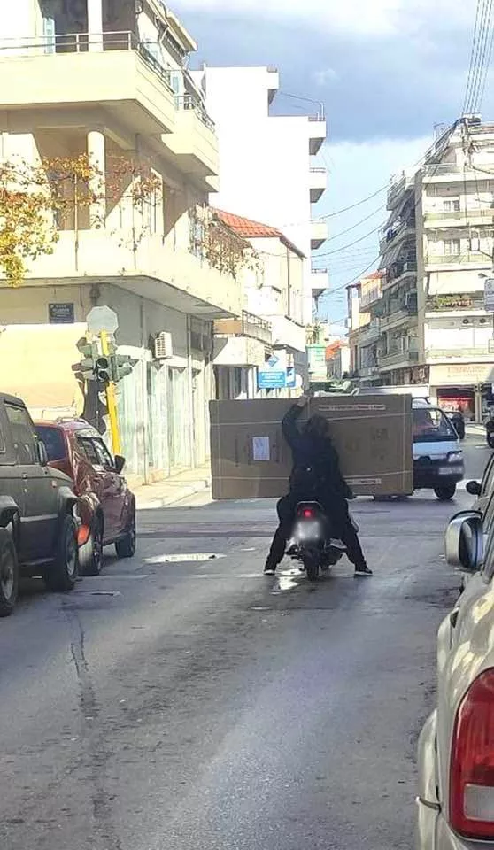 Χανιώτης κουβάλησε την τεράστια τηλεόρασή του με μηχανάκι