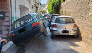 Οδηγάρα στο Ρέθυμνο καβάλησε άλλο αμάξι για να χωρέσει στο στενό