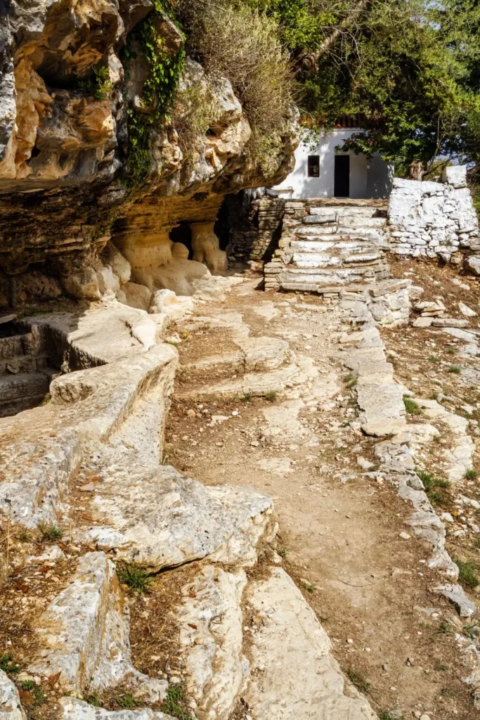 Εκκλησάκι αφιερωμένο στις Πέντε Παρθένες