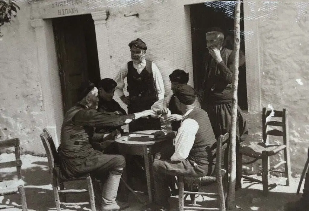 Δεκαετία 1950. Παρέα Κρητικών παίζουν χαρτιά σε καφενείο σε κάποιο χωριό της Κρήτης