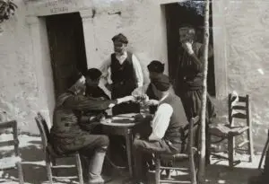 Δεκαετία 1950. Παρέα Κρητικών παίζουν χαρτιά σε καφενείο σε κάποιο χωριό της Κρήτης