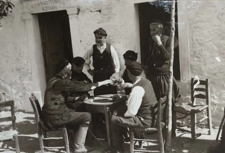 Δεκαετία 1950. Παρέα Κρητικών παίζουν χαρτιά σε καφενείο σε κάποιο χωριό της Κρήτης