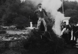 Σπάνιο βίντεο από το κάψιμο του Ιούδα κατά το Πάσχα στην Ασή Γωνιά Χανίων