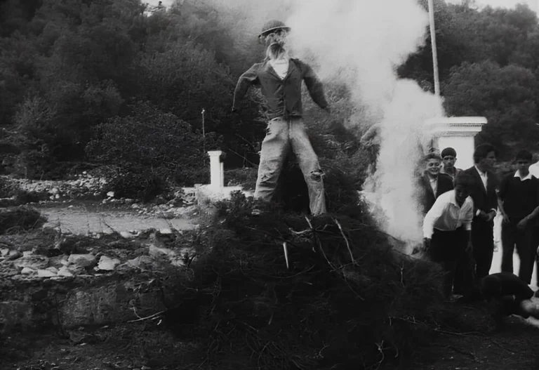 Σπάνιο βίντεο από το κάψιμο του Ιούδα κατά το Πάσχα στην Ασή Γωνιά Χανίων