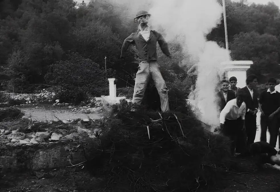 Σπάνιο βίντεο από το κάψιμο του Ιούδα κατά το Πάσχα στην Ασή Γωνιά Χανίων