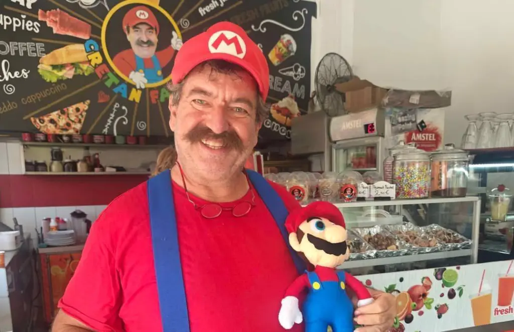 O Super Mario βρέθηκε στην Κρήτη, φτιάχνει κρέπες και έγινε viral στο TikTok!