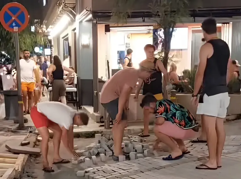 Τουρίστες στα Μάλια παίρνουν την κατάσταση στα χέρια τους και φτιάχνουν τον δρόμο
